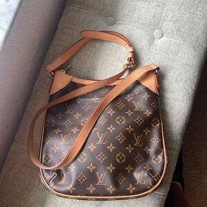 Authentic LOUIS VUITTON crossbody bag.